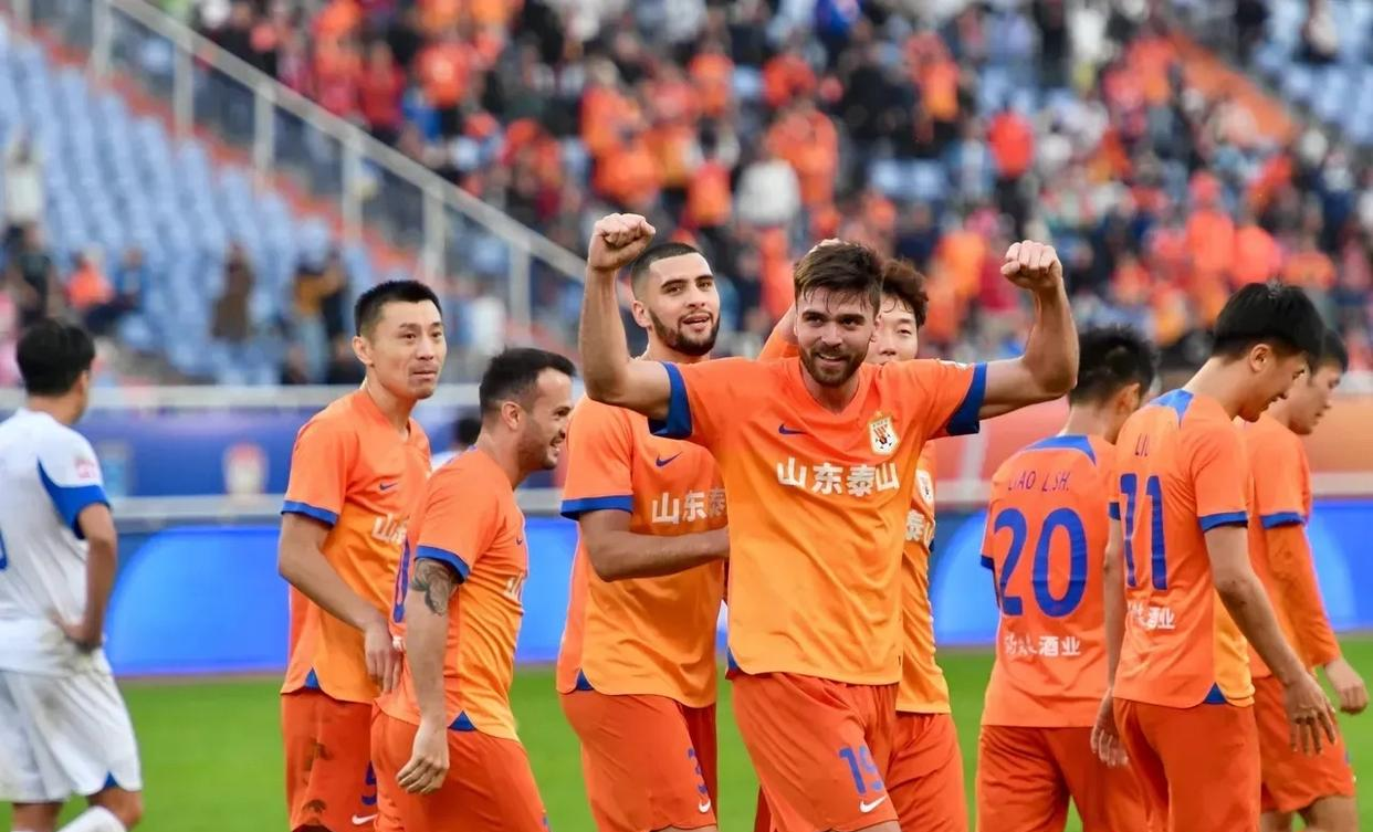 清晨体能课后,武汉三镇止住颓势备战意大利杯,震撼外界,赛程密集仍需轮换 清晨体能课后,武汉三镇止住颓势备战意大利杯,震撼外界,赛程密集仍需轮换