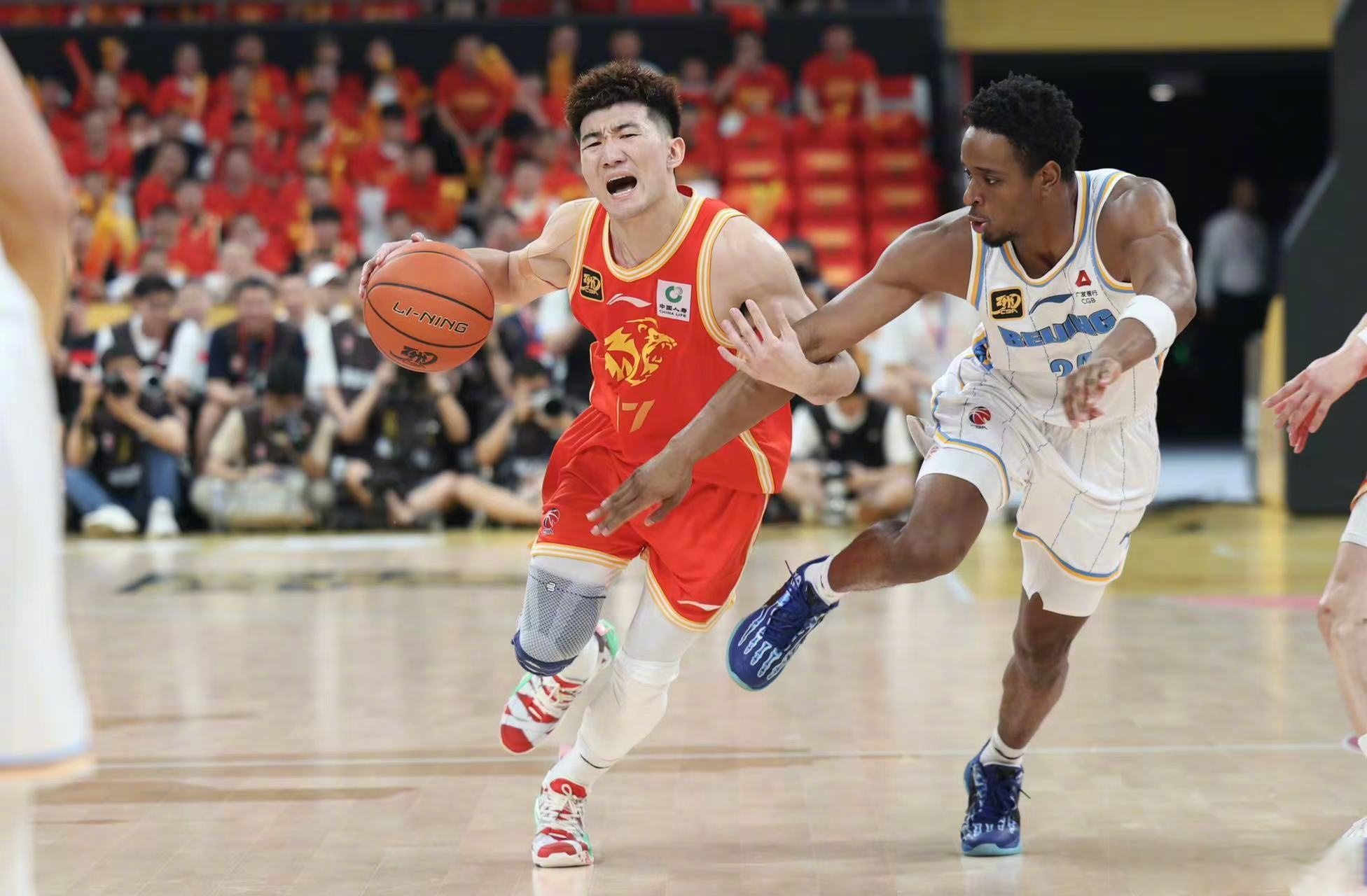 赛地聚焦——CBA常规赛赛后热度飙升，北京国安手感冰凉，球迷炸锅，赛程密集仍需轮换的简单介绍-爱游戏平台